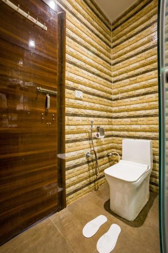 Koupelna v ubytování Krishna Manor 3-BHK Farmhouse With Private Pool & Lush Garden Near Noida Expressway