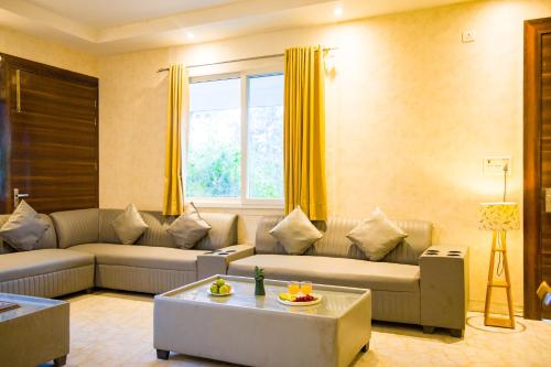 Posezení v ubytování Krishna Manor 3-BHK Farmhouse With Private Pool & Lush Garden Near Noida Expressway