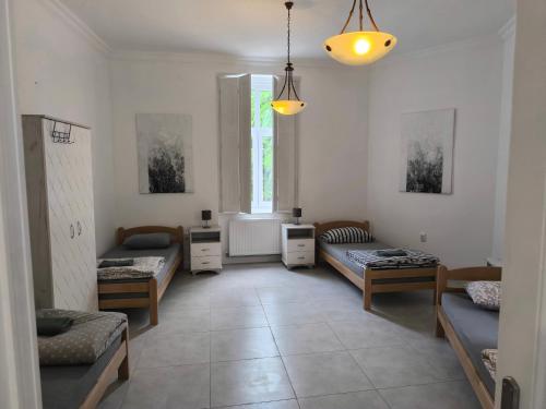 ein Wohnzimmer mit 2 Betten und einem Fenster in der Unterkunft Georgi 2 in Subotica