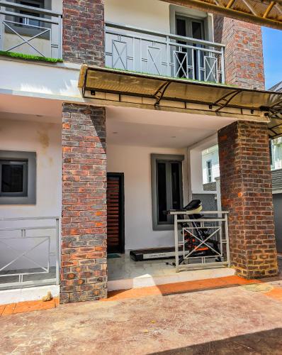 un ingresso aperto a una casa con balcone di 4 bed duplex in prime location a Ibadan