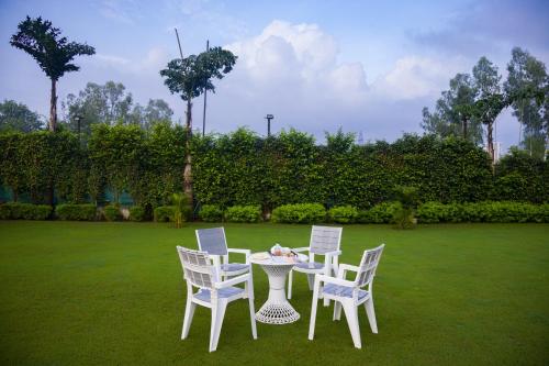 Zahrada ubytování Krishna Manor 3-BHK Farmhouse With Private Pool & Lush Garden Near Noida Expressway