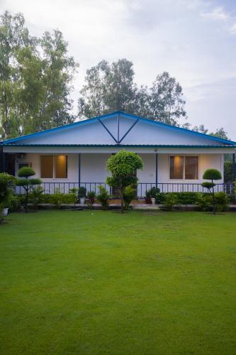 Zahrada ubytování Krishna Manor 3-BHK Farmhouse With Private Pool & Lush Garden Near Noida Expressway