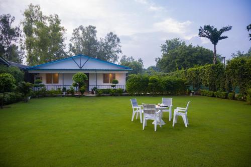 Zahrada ubytování Krishna Manor 3-BHK Farmhouse With Private Pool & Lush Garden Near Noida Expressway