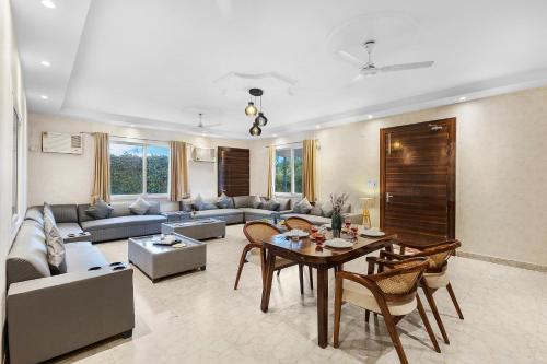 Posezení v ubytování Krishna Manor 3-BHK Farmhouse With Private Pool & Lush Garden Near Noida Expressway