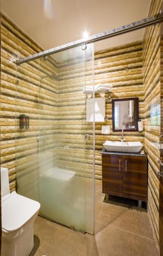 Koupelna v ubytování Krishna Manor 3-BHK Farmhouse With Private Pool & Lush Garden Near Noida Expressway