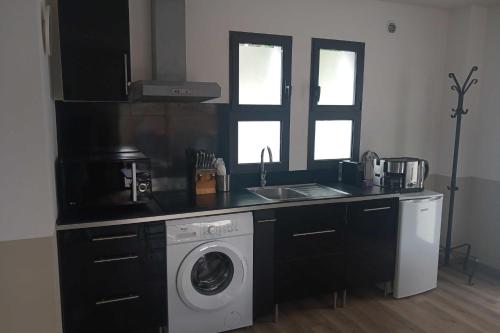 Kuchyň nebo kuchyňský kout v ubytování Comfortable house near downtown