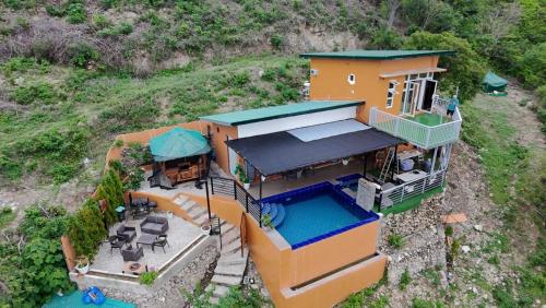 Bazén v ubytování Barney's Pointe Beach House, Batangas City nebo v jeho okolí