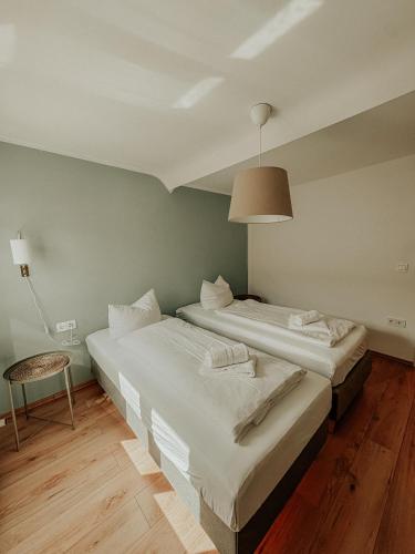 two twin beds in a room with a lamp at AbindieFewo in Gundelsheim