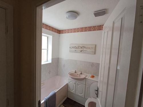 Ένα μπάνιο στο 3 Bed House - Sleeps 6 - Pets - Parking - Wifi