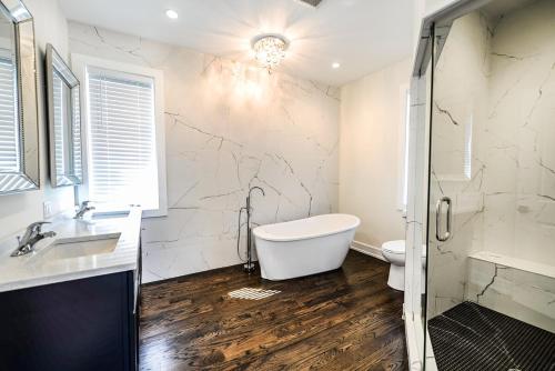 une salle de bain avec une baignoire, un lavabo et des toilettes dans l'établissement Chicago NorthShore Luxury Private Vacation Rental, à Wilmette