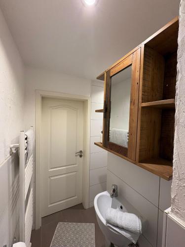 a bathroom with a sink and a mirror and a toilet at AbindieFewo in Gundelsheim