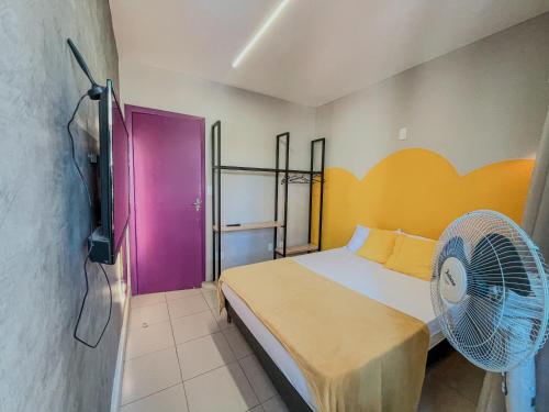 Habitación con cama y ventilador. en Belô Hostel, en Belo Horizonte