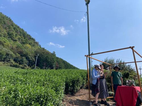 two people standing in front of a field of crops at Osugi-ya 大杉屋 in Wazuka