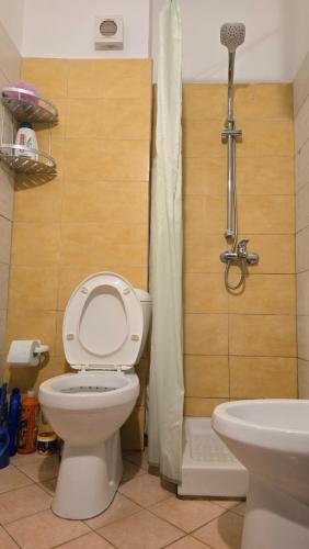 Bany a Diti's apartment1