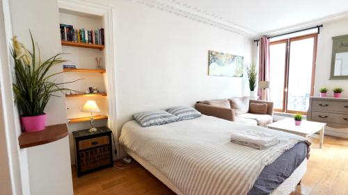 Una cama o camas en una habitación de 002 wonderful Studio in montorgueil