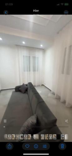 a tv screen with a couch in a room at 3 appartements Niveau de villa avec garage 