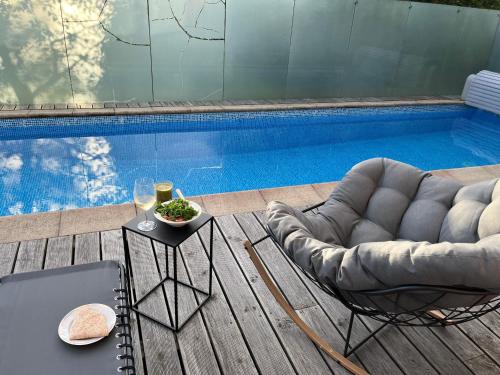 Piscina de la sau aproape de Latvian Bathhouse Experience, Traditional Sauna, Hot Tub, Outdoor Pool and Relax Zone