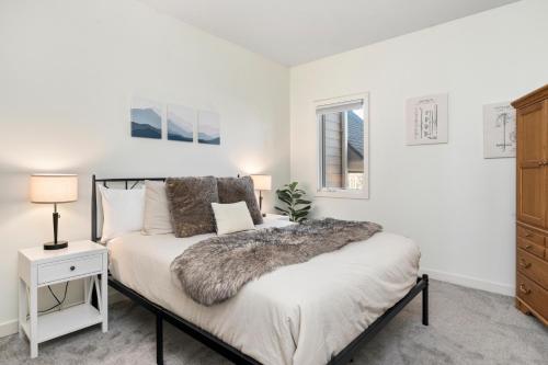 Postel nebo postele na pokoji v ubytování Overlook 29 with Wintergreen Advantage