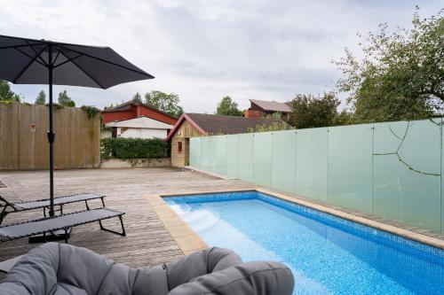 Piscina de la sau aproape de Latvian Bathhouse Experience, Traditional Sauna, Hot Tub, Outdoor Pool and Relax Zone