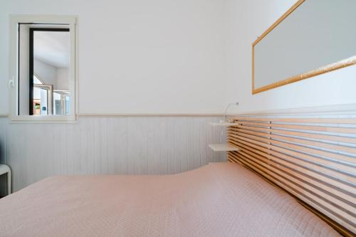 a bedroom with a bed and a window at Il Rosmarino Casa Vacanze in Taviano