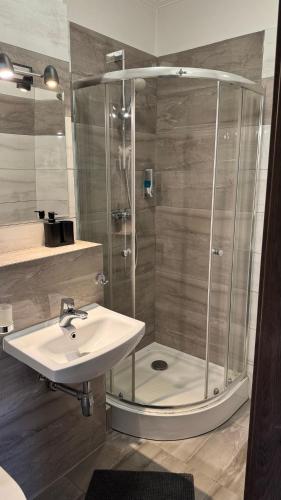 a bathroom with a shower and a sink at Hotelik - Modlin Airport in Nowy Dwór Mazowiecki