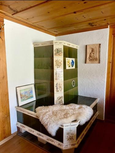 a room with a glass table with a furry couch at Chalet-Simmi in Wimmis