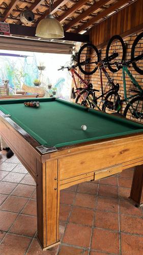 Woods Hostelにあるビリヤード台