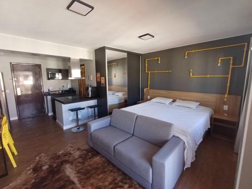 ブラジリアにあるApartamento Lake Sideのベッドとソファのある寝室