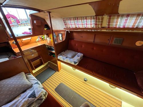 Una vista interior de un dormitorio y una cama en una camioneta. en Nocleg na jachcie Ada2 w Świnoujsciu, en Świnoujście