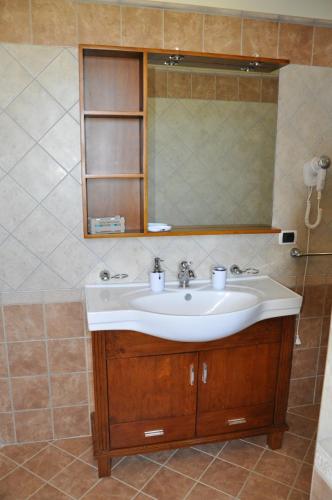 a bathroom with a sink and a mirror at B&B La Terrazza Degli Scrittori in Racalmuto