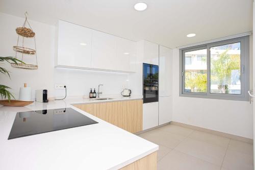 Kuchyň nebo kuchyňský kout v ubytování One Residences - 2 bedroom penthouse with jacuzzi and panoramic view