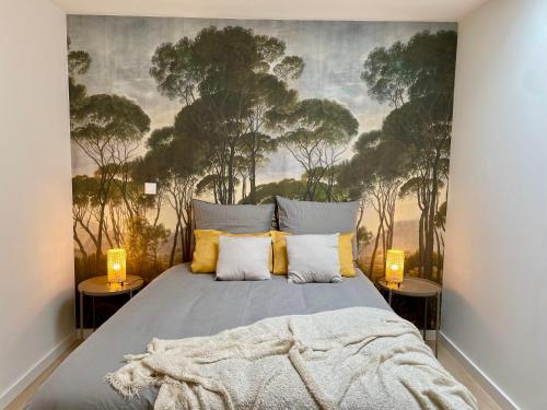 a bedroom with a bed with a painting on the wall at Le Rêve Ebroïcien, T3 Sur équipé - Gare - centre in Évreux