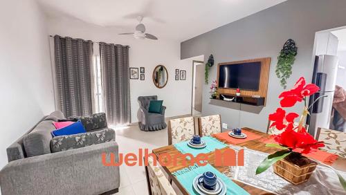 un salon avec un canapé et une table dans l'établissement Apartamento em São Lourenço bem localizado, à São Lourenço