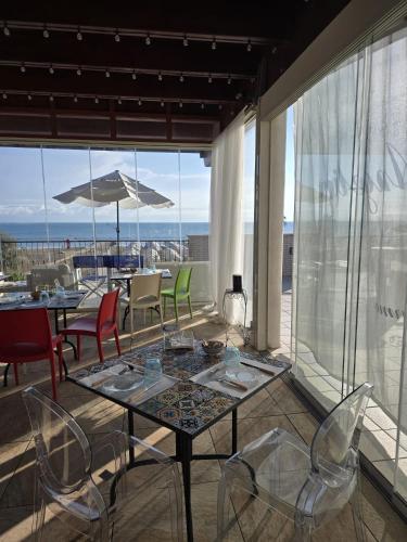 a restaurant with tables and chairs and a view of the ocean at il Sorriso di Angelina in Pescara