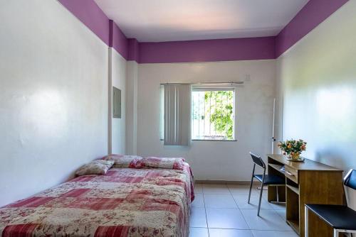 a bedroom with a bed and a desk and a window at COP30-Residência-7 quartos para 2 hóspedes cada in Belém