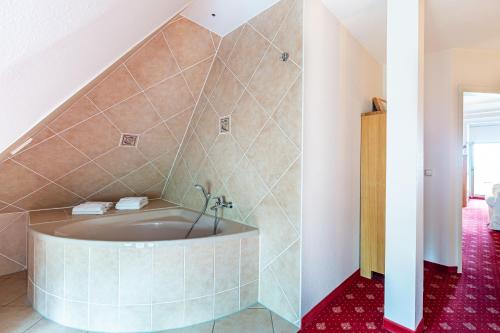 un bagno con vasca nell'angolo di una camera di Strandhaus Claassen 08 a Ahrenshoop