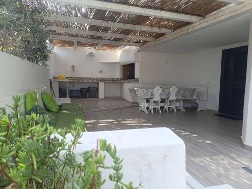 una sala de estar con un sofá y una mesa en I Fenicotteri Baia Caddinas, en Golfo Aranci