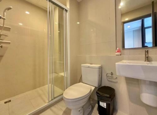 Pattaya the base condo في باتايا سنترال: حمام مع مرحاض ودش ومغسلة
