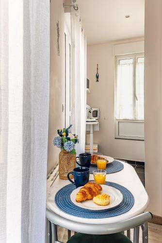 a table with two plates of food on it at Villa Mona Studio Galets quartier des Cordiers in Le Tréport