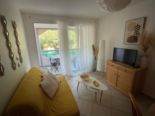 2 bedroom apartment near the sea with parking