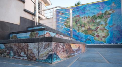 a mural on the side of a building at Tra Le Braccia di Morfeo in Terrasini