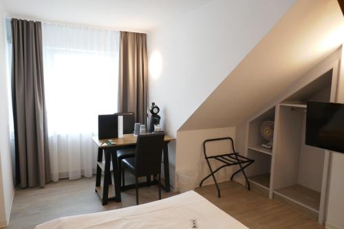 TV a/nebo společenská místnost v ubytování Hotel Bitzer Backnang Zentrum 24h CHECK IN FRÜHSTÜCKSBUFFET TÄGLICH OPTIOANL VOR ORT BUCHBAR HIGHSPEED WIFI GRATIS PARKPLÄTZE ALTSTADT 300m BAHNOF 500m