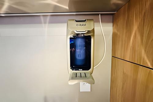 an iphone in a phone holder on a wall at Loft Skyline - Vista de tirar o fôlego para cidade! in Uberlândia
