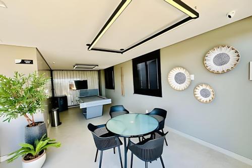 a dining room with a table and chairs at Loft Skyline - Vista de tirar o fôlego para cidade! in Uberlândia