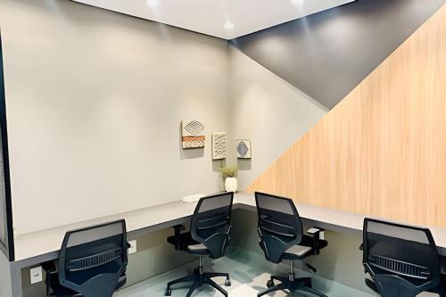 a conference room with a table and chairs at Loft Skyline - Vista de tirar o fôlego para cidade! in Uberlândia
