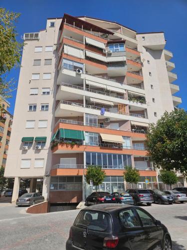 Το κτήριο όπου στεγάζεται  το διαμέρισμα