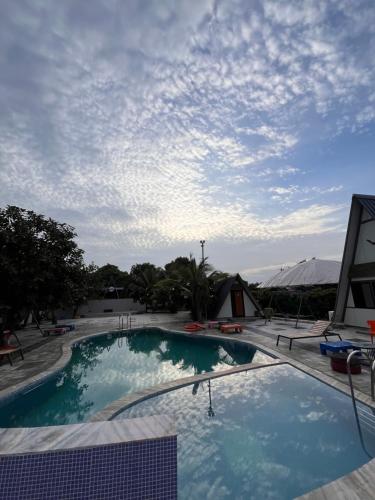 Bazén v ubytování The nishkalank resort nebo v jeho okolí