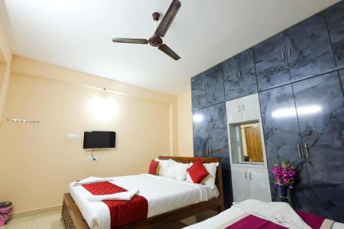 Katil atau katil-katil dalam bilik di SBHS Homestay - Garudadri - Tirupati Bus Stand