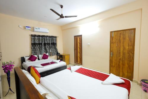Katil atau katil-katil dalam bilik di SBHS Homestay - Garudadri - Tirupati Bus Stand