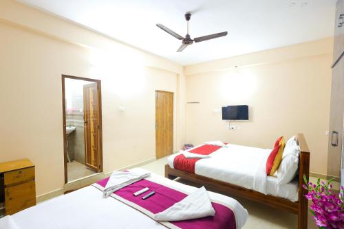 Katil atau katil-katil dalam bilik di SBHS Homestay - Garudadri - Tirupati Bus Stand